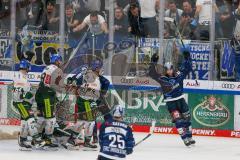 Penny DEL - Eishockey - Saison 2021/22 - ERC Ingolstadt - Augsburger Panther - Der 4:1 Führungstreffer durch Wayne Simpson (#21 ERCI) - jubel - Markus Keller Torwart (#35 Augsburg) - #ab77# - Mathew Bodie (#22 ERCI) - Foto: Stefan Bösl