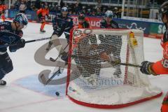 Penny DEL - Eishockey - Saison 2021/22 - ERC Ingolstadt - Grizzlys Wolfsburg - Fabio Wagner (#5 ERCI) - Karri Rämö Torwart (#31 ERCI) - Foto: Jürgen Meyer