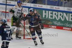 Penny DEL - Eishockey - Saison 2021/22 - ERC Ingolstadt - Augsburger Panther - Der 1:0 Führungstreffer durch Wayne Simpson (#21 ERCI) - jubel - Markus Keller Torwart (#35 Augsburg) - Frederik Storm (#9 ERCI) -  Foto: Stefan Bösl