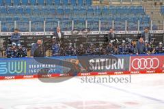 Penny DEL - Eishockey - Saison 2021/22 - ERC Ingolstadt - Grizzlys Wolfsburg - Die Spielerbank des RC Ingolstadt - Doug Shedden (Cheftrainer ERCI) - Tim Regan (Co-Trainer ERCI) -  Foto: Jürgen Meyer