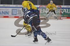 Penny DEL - Eishockey - Saison 2021/22 - ERC Ingolstadt - Krefeld Pinguine - Colton Jobke (#7 ERCI) mit einem Schlagschuss - Justin Volek (Nr.9 - Krefeld Pinguine) -  Foto: Jürgen Meyer