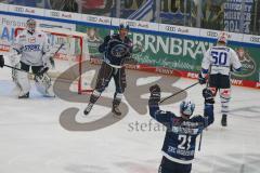 Penny DEL - Eishockey - Saison 2021/22 - ERC Ingolstadt - Schwenninger Wild Wings -  Der 1:1 Ausgleichstreffer durch Louis-Marc Aubry (#11 ERCI) - jubel - Joacim Eriksson Torwart (#60 Schwenningen) - Foto: Jürgen Meyer