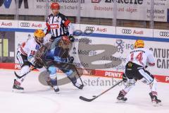 DEL - ERC Ingolstadt - Bremerhaven - Zweikampf, #61#Maxime Fortunus (Nr.18 - Fischtown Pinguins Bremerhaven) Ross Mauermann (Nr.14 - Fischtown Pinguins Bremerhaven)