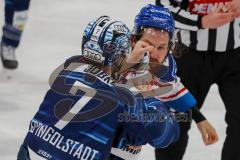 Penny DEL - Eishockey - Saison 2021/22 - ERC Ingolstadt - Adler Mannheim - Zweikampf - Boxkampf zwischen Colton Jobke (#7 ERCI) und Andrew Desjardins (#84 Mannheim) -  Foto: Meyer Jürgen