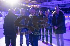 DEL; ERC Ingolstadt - Dresdner Eislöwen; Ehrung Thomas Greilinger (39 ERC). Die Trikotnummer 39 wird für immer unter das Dach der Saturn Arena gehängt und nicht mehr vergeben. Freude mit seinen ehemaligen Mannschaftskollegen Gawlik Köppchen Retzer Bouchar