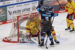 DEL; Playoffs; ERC Ingolstadt - DEG Düsseldorf; Tor Jubel Treffer Daniel Pietta (86 - ERC) Ausgleich in der letzten Sekunde des Spiels, 6:6, Torwart Henrik Haukeland (Nr.40 - DEG)