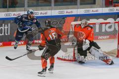 Penny DEL - Eishockey - Saison 2021/22 - ERC Ingolstadt - Grizzlys Wolfsburg - Frederik Storm (#9 ERCI) - wb1# - Anthony Rech (#18 Wolfsburg) -  Foto: Jürgen Meyer