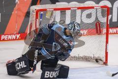 DEL; Playoffs; ERC Ingolstadt - Adler Mannheim; Halbfinale; Puck im Tor, Torwart Kevin Reich (35 - ERC) schaut nach hinten