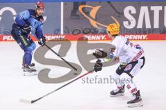 DEL - ERC Ingolstadt - Bremerhaven - Justin Feser (71 ERC) Anders Krogsgaard (Nr.32 - Fischtown Pinguins Bremerhaven)