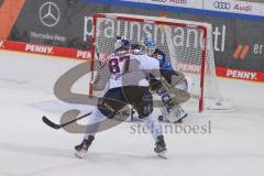 DEL - Eishockey - Saison 2020/21 - ERC Ingolstadt - EHC Red Bull München - Philip Gogulla (#87 München) - Michael Garteig Torwart (#34 ERCI) - Foto: Jürgen Meyer