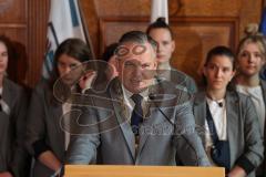 ERC Ingolstadt - Vizemeisterschaftsfeier am Rathausplatz - Saison 2022/2023 - OB Dr. Christian Scharpf - bei der Ehrung der Pokalsieger der Frauenmannschaft - Foto: Meyer Jürgen