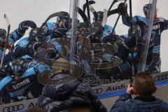 DEL; Playoffs; ERC Ingolstadt - DEG Düsseldorf; Tor Jubel Treffer Siegtreffer Stefan Matteau (17 ERC) und alle Spieler feiern an der Glasscheibe bei den Fans