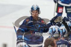 Penny DEL - Eishockey - Saison 2021/22 - ERC Ingolstadt - Augsburger Panther - Der 4:1 Führungstreffer durch Wayne Simpson (#21 ERCI) - jubel - Louis-Marc Aubry (#11 ERCI) abklatschen bei den Mitspielern - Foto: Stefan Bösl