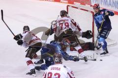 DEL - ERC Ingolstadt - Kölner Haie - Frederik Storm (9 ERC) Zweikampf, Jan Luca Sennhenn (Nr.17 - Kölner Haie) Colin Ugbekile (Nr.79 - Kölner Haie), rechts Colton Jobke (7 ERC)