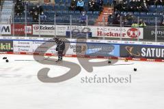 Im Bild: Niklas Hübner (#8 ERCI) räumt die Eisfläche auf ..

