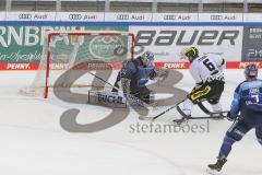 DEL - Eishockey - Saison 2020/21 - ERC Ingolstadt - Krefeld Pinguine - Der 3:3 Anschlusstreffer durch Lucas Lessio (#6 Krefeld) - Michael Garteig Torwart (#34 ERCI) - jubel - Foto: Jürgen Meyer