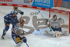 Penny DEL - Eishockey - Saison 2021/22 - ERC Ingolstadt - Eisbären Berlin -  Torwart Tobias Ancicka (Nr.45 - Eisbären Berlin) - Jerome Flaake (#90 ERCI) - Foto: Jürgen Meyer