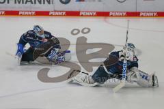 Penny DEL - Eishockey - Saison 2021/22 - ERC Ingolstadt - Schwenninger Wild Wings -  Kevin Reich Torwart (#35 ERCI) links - Karri Rämö Torwart (#31 ERCI) rechts blicken auf die Fans - Foto: Jürgen Meyer