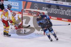 DEL - Eishockey - ERC Ingolstadt - Düsseldorfer EG - Tor Jubel Ausgleich 1:1 durch Samuel Soramies (28 ERC), Wojciech Stachowiak (19 ERC) Torwart Hendrik Hane (32 DG)