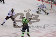 DEL - Eishockey - Saison 2020/21 - ERC Ingolstadt - Nürnberg Ice Tigers  - Mirko Höfflin (#10 ERCI) mit einem Schuss auf das Tor - Niklas Treutle Torwart (#31 Nürnberg) - Foto: Jürgen Meyer