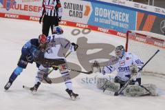 DEL - Eishockey - Saison 2020/21 - ERC Ingolstadt - Schwenninger Wild Wings - Ryan Kuffner (#12 ERCI) fäscht einen Schuss ab - Marius Möchel (#91 Schwenningen) - Joakim Eriksson Torwart (#60 Schwenningen) - Foto: Jürgen Meyer