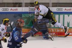 DEL - Eishockey - Saison 2020/21 - ERC Ingolstadt - Krefeld Pinguine - Lucas Lessio (#6 Krefeld) - Morgan Ellis (#4 ERCI) - Foto: Jürgen Meyer