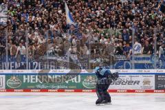 DEL; Playoffs; ERC Ingolstadt - DEG Düsseldorf; Sieg Jubel Freude Halbfinale erreicht, Fan Fankurve Banner Fahnen Spruchband Spieler bedanken sich bei den Fans, Torwart Kevin Reich (35 - ERC)