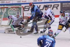 DEL - ERC Ingolstadt - Eisbären Berlin - Playoffs HF - Louis-Marc Aubry (11 ERC) vor Torwart Mathias Niederberger (Nr.35 - Eisbären Berlin) Jonas Müller (Nr.18 - Eisbären Berlin)