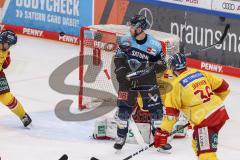 DEL; Playoffs; ERC Ingolstadt - DEG Düsseldorf; Puck am Tor vorbei, Daniel Pietta (86 - ERC) Torwart Henrik Haugland (40 DEG)