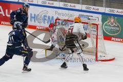 Penny DEL - Eishockey - Saison 2021/22 - ERC Ingolstadt - Fischtown Pinguins Bremerhaven - Emil Quaas (#20 ERCI) - Torwart Maximilian Franzreb (Nr.56 - Fischtown Pinguins Bremerhaven) -  Foto: Jürgen Meyer