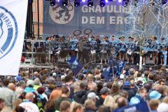 ERC Ingolstadt - Vizemeisterschaftsfeier am Rathausplatz - Saison 2022/2023 - Fans am Rathausplatz - Banner - Choreo - Die Mannschaft auf der Bühne - Foto: Meyer Jürgen