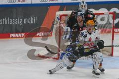 Penny DEL - Eishockey - Saison 2021/22 - ERC Ingolstadt - Fishtown Pinguin Bremerhaven -  Mathew Bodie (#22 ERCI) - Kevin Reich Torwart (#35 ERCI) - Foto: Jürgen Meyer