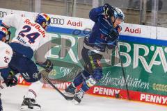 Penny DEL - Eishockey - Saison 2021/22 - ERC Ingolstadt - EHC Red Bull München - Enrico Henriquez-Morales (#52 ERCI) - Jonathon Blum (#24 München) -  Foto: Jürgen Meyer