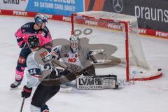 DEL - ERC Ingolstadt - Nürnberg Ice Tigers; kanpp am Tor vorbei, Jerome Flaake (90 - ERC) Torwart Niklas Treutle (Nr.31 - Nürnberg Ice Tigers) Marcus Weber (Nr.24 - Nürnberg Ice Tigers)