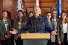 ERC Ingolstadt - Vizemeisterschaftsfeier am Rathausplatz - Saison 2022/2023 - President Peter Kössler - bei der Ehrung der Pokalsieger der Frauenmannschaft - Foto: Meyer Jürgen