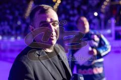 DEL; ERC Ingolstadt - Dresdner Eislöwen; Ehrung Thomas Greilinger (39 ERC) mit seinen Söhnen. Die Trikotnummer 39 wird für immer unter das Dach der Saturn Arena gehängt und nicht mehr vergeben