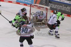 DEL - Eishockey - Saison 2020/21 - ERC Ingolstadt - Nürnberg Ice Tigers  - Daniel Pietta (#86 ERCI) -  schiesst auf das Tor - Niklas Treutle Torwart (#31 Nürnberg) - Brandon Defazio (#24 ERCI) - Foto: Jürgen Meyer