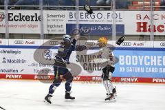 Im Bild: Colton Jobke (#7 ERCI) und Alex Friesen (Bremerhaven) im Zweikampf - fliegende Handschuhe -

