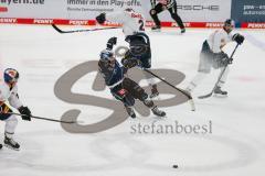 Penny DEL - Eishockey - Saison 2021/22 - ERC Ingolstadt - Red Bull München - ein Check von Andrew MacWilliam (#2 München) gegenFrederik Storm (#9 ERCI) -  Foto: Jürgen Meyer