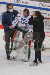DEL - Eishockey - Saison 2020/21 - ERC Ingolstadt - Augsburger Panther - Oliver Roy Torwart (#31 Augsburg) wird verletzt vom Eis geführt - Foto: Jürgen Meyer