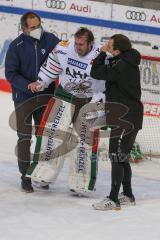 DEL - Eishockey - Saison 2020/21 - ERC Ingolstadt - Augsburger Panther - Oliver Roy Torwart (#31 Augsburg) wird verletzt vom Eis geführt - Foto: Jürgen Meyer