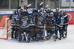 Penny DEL - Eishockey - Saison 2021/22 - ERC Ingolstadt - Schwenninger Wild Wings -  Die Mannschaft nach dem Spiel beim Torwart - Foto: Jürgen Meyer