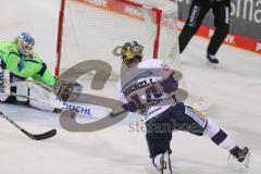 DEL - Eishockey - Saison 2020/21 - ERC Ingolstadt - Eisbären Berlin - Der 4:2 Anschlusstreffer durch Lukas Reichel (#44 Berlin) - jubel - Michael Garteig Torwart (#34 ERCI) - Foto: Jürgen Meyer