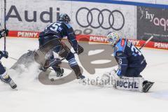 DEL; Playoffs; ERC Ingolstadt - EHC Redbull München; Hüttl Leon (25 ERC) rettet vor Torwart Brochu Brett (36 ERC)