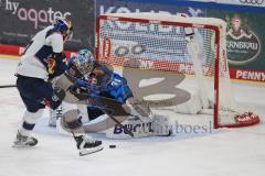 DEL; Playoffs; ERC Ingolstadt - EHC Redbull München; Torwart Williams Devin (31 ERC) verteidigt Hirose Taro (17 RBM)