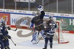 Im Bild: Kevin Reich Torwart (#35 ERCI) fängt den Puck - Mathew Bodie (#22 ERCI) Louis Brune (#50 ERCI) David Warsofsky (#55 ERCI) Ross Mauermann (Bremerhaven) sehen zu

