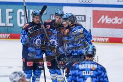 DEL; ERC Ingolstadt - Dresdner Eislöwen; Tor Jubel Treffer Agostino Kenny (11 ERC) mit Girduckis Abbott (17 ERC) Powell Myles (9 ERC) Preto Philipp (95 ERC)