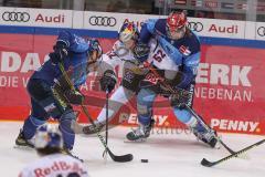 DEL - Eishockey - Saison 2020/21 - ERC Ingolstadt - EHC Red Bull München - Zweikampf an der Bande - Mirko Höfflin (#10 ERCI) - Patrick Hager (#52 München) - Foto: Jürgen Meyer