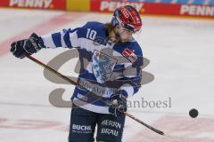 DEL - Eishockey - Saison 2020/21 - ERC Ingolstadt - Eisbären Berlin - Mirko Höfflin (#10 ERCI) jongliert mit dem Puck - beim warm machen - Foto: Jürgen Meyer