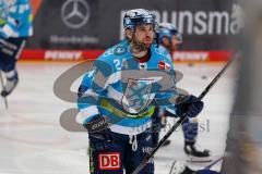 Penny DEL - Eishockey - Saison 2021/22 - ERC Ingolstadt - Fischtown Pinguins Bremerhaven -  Brandon Defazio (#24 ERCI) - beim warm machen - Foto: Jürgen Meyer